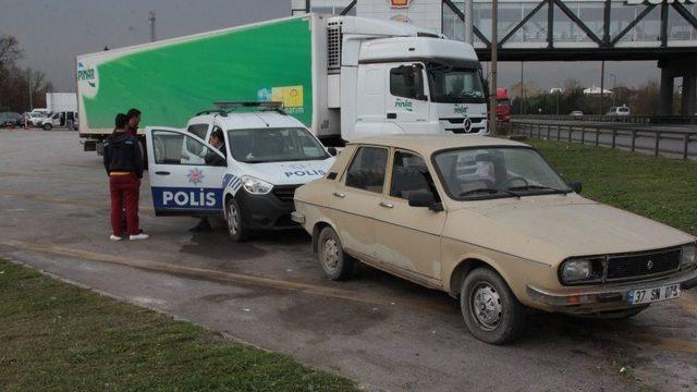 Otomobilde Uyuşturucu Alan İki Kişi Polise Yakalandı