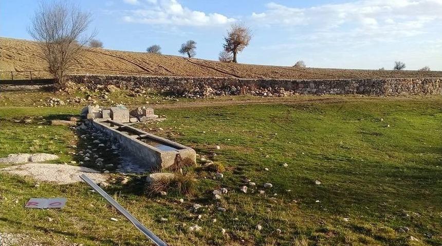 K&ouml;y &Ccedil;eşmesi Yıkıldı, Trafik Levhalarına Zarar Verildi