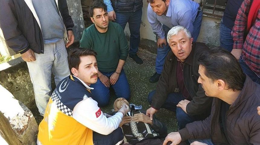 Cenazede &Ccedil;atıdan D&uuml;şen Yaşlı Adam Hastanelik Oldu