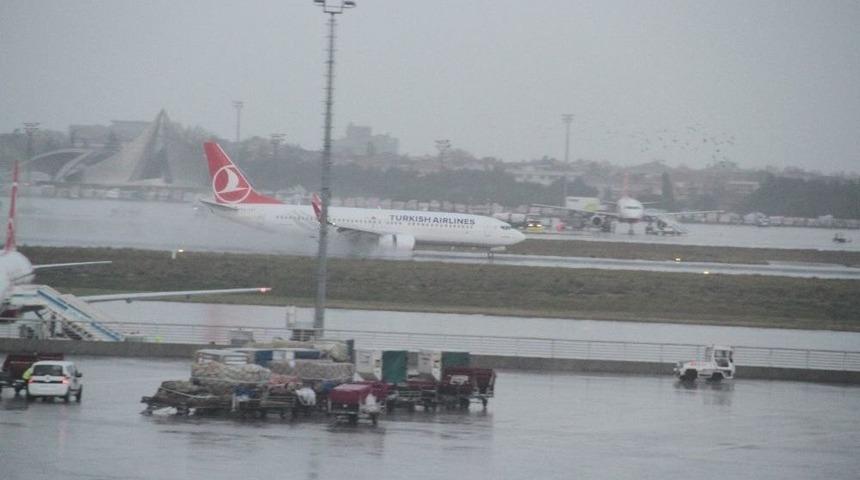 Uçak Trafiğine Cb Bulutu Engeli