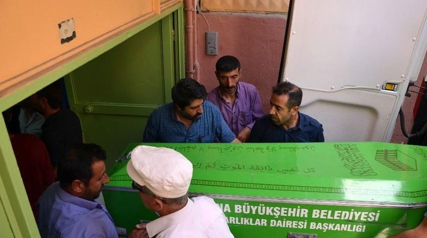 Adana&rsquo;da Park Kavgasında &Ouml;lenlerin Cenazesini Aileleri Aldı