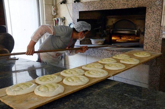 Yüksek Ateşte Ekmek Yaparak, Ekmeklerini Kazanıyorlar