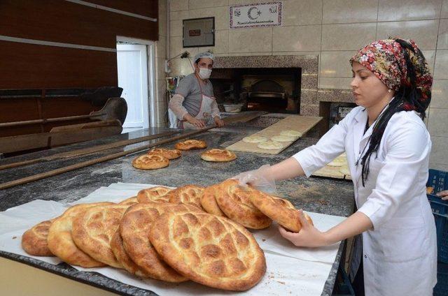 Yüksek Ateşte Ekmek Yaparak, Ekmeklerini Kazanıyorlar