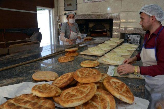 Yüksek Ateşte Ekmek Yaparak, Ekmeklerini Kazanıyorlar