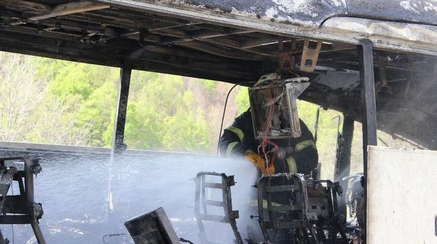 D&uuml;zce&rsquo;de Yolcu Otob&uuml;s&uuml; Yandı