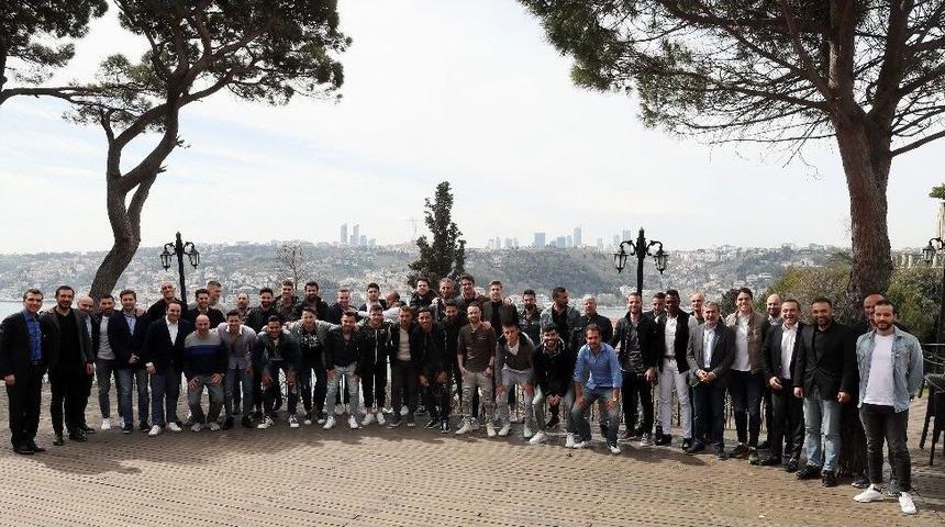 Fenerbah&ccedil;eli Oyuncular, Y&ouml;neticilerle Yemekte Bir Araya Geldi