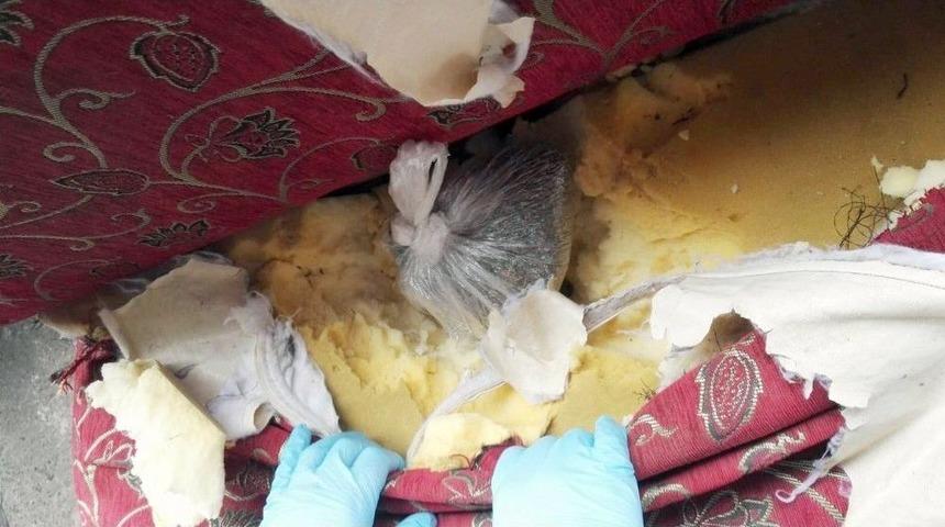 Narkotik Polisi Çekyatın Döşemesi İçinde Bonzazi Ele Geçirdi