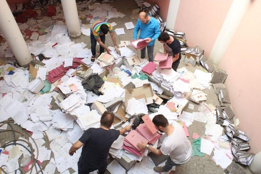 (&ouml;zel) İflas Eden Muhasebeci Evrakları Yere Sa&ccedil;tı, Mağdurlar Evrak Deryasında Belge Aradı