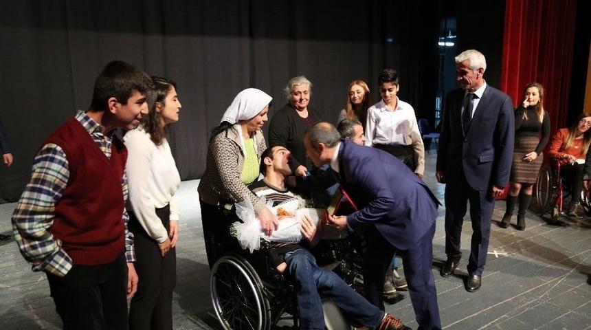 Vali Sonel Engellilerle Halay &Ccedil;ekerek Neşelerine Ortak Oldu