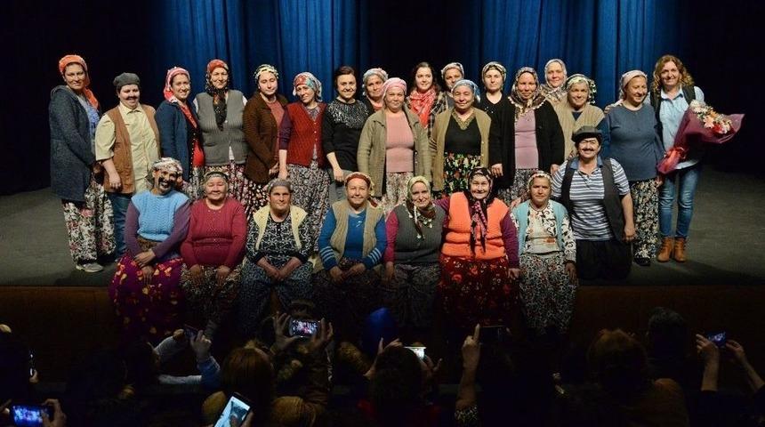 Kadınların Kurduğu Tiyatro Topluluğu Bergamalıların G&ouml;nl&uuml;n&uuml; Fethetti