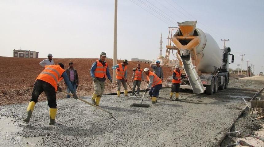 Bozova&rsquo;da Beton Yol &Ccedil;alışmaları S&uuml;r&uuml;yor
