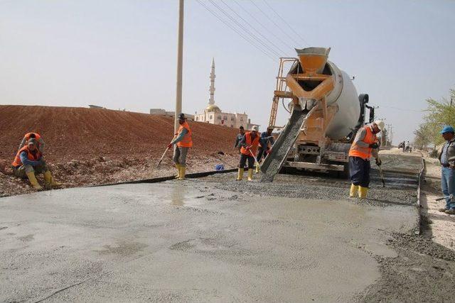 Bozova’da Beton Yol Çalışmaları Sürüyor