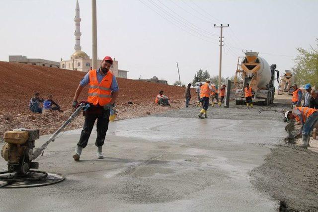 Bozova’da Beton Yol Çalışmaları Sürüyor