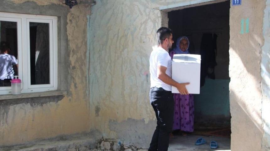 Mahalle Bek&ccedil;isinden 23 Aileye Ramazan Yardımı