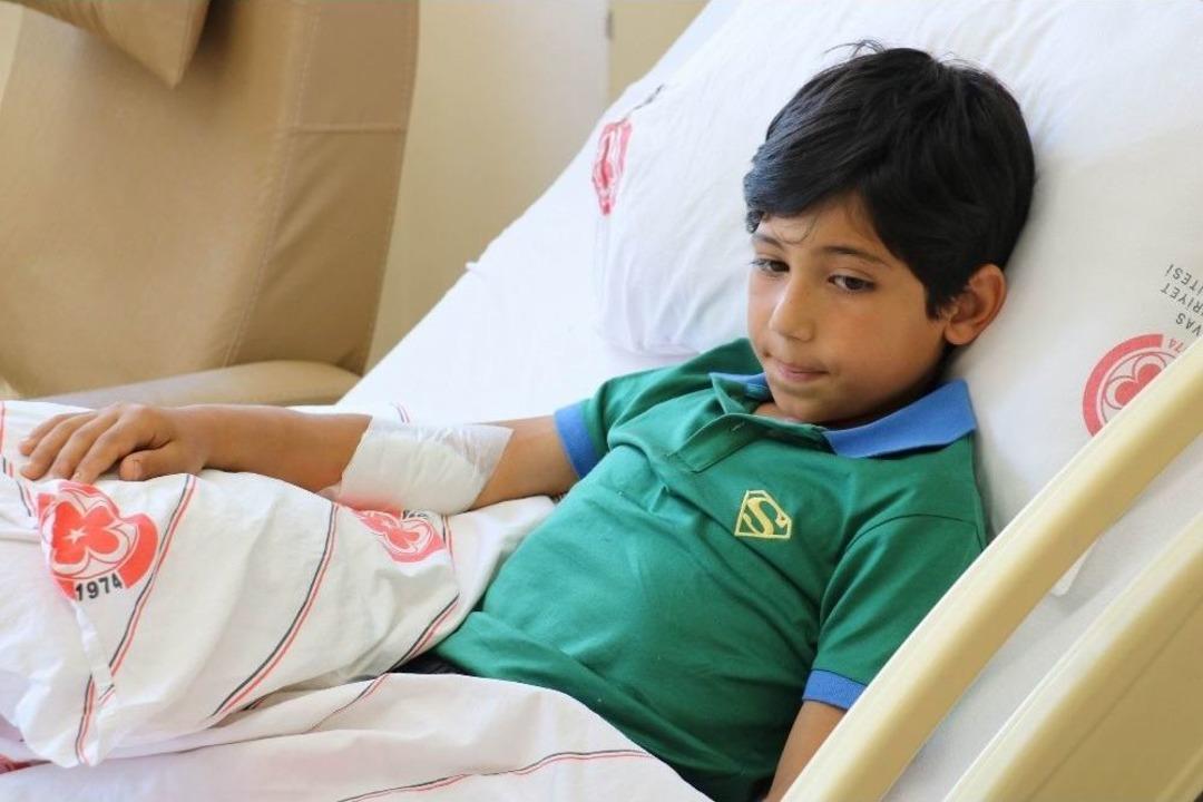 Top Oynarken Koluna 10 Santimetre Uzunluğunda Demir Saplandı