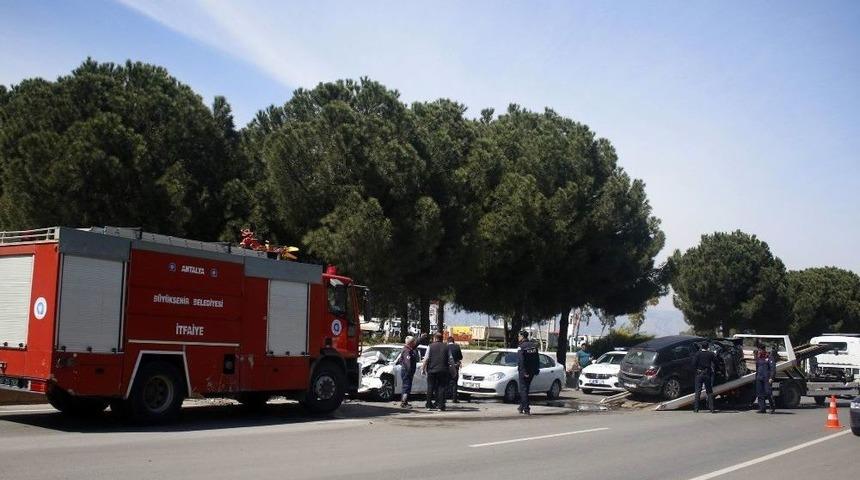 Antalya&rsquo;da 3 Ara&ccedil;lı Zincirleme Kaza: 2 Yaralı