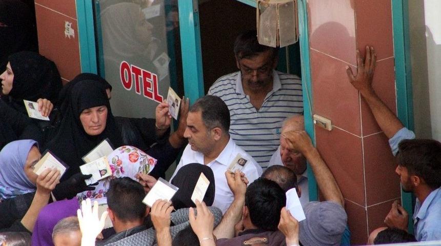 Kilis&rsquo;te 50 Liralık Yardım İzdihamı