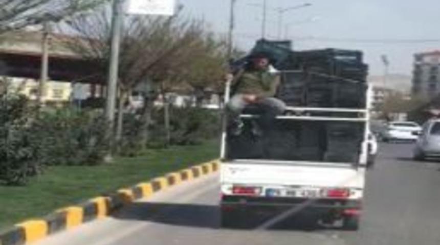 Kamyonet Kasasında Tehlikeli Yolculuk