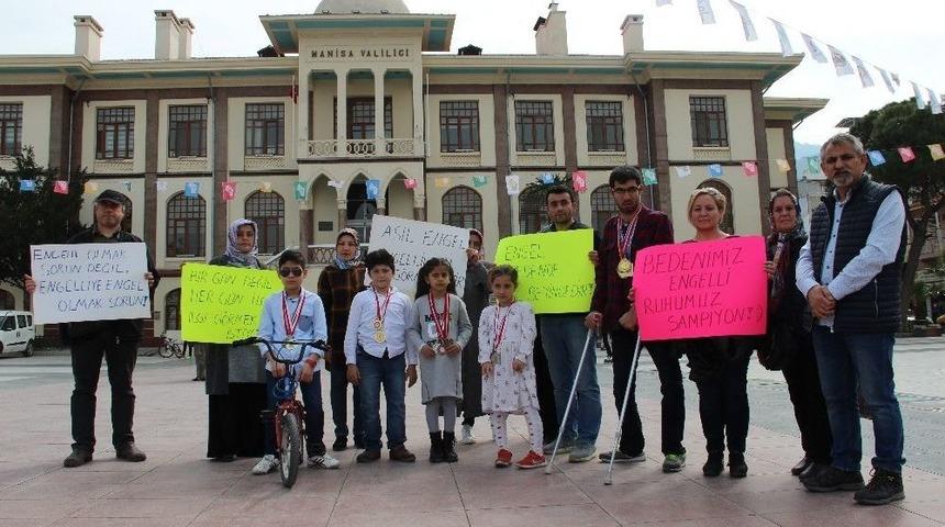 Şampiyon Engelli Y&uuml;z&uuml;c&uuml;ler Antren&ouml;rs&uuml;z Kaldı