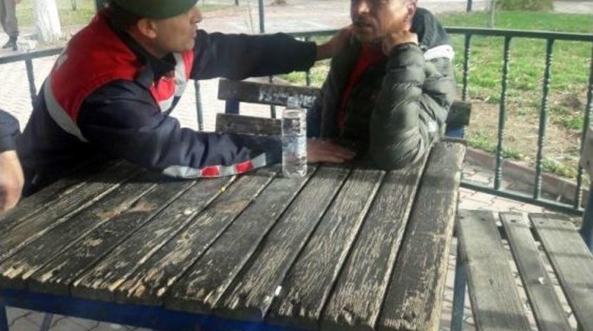 Eşinin Dayısını &Ouml;ld&uuml;r&uuml;p, Boynuna Dayadığı Silahla İntihar Etmek İstedi