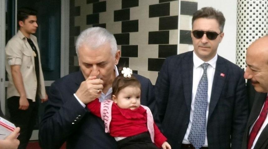 Başbakan Yıldırım&rsquo;dan &Ouml;ld&uuml;r&uuml;len Okul M&uuml;d&uuml;r&uuml;n&uuml;n Ailesine Ziyaret