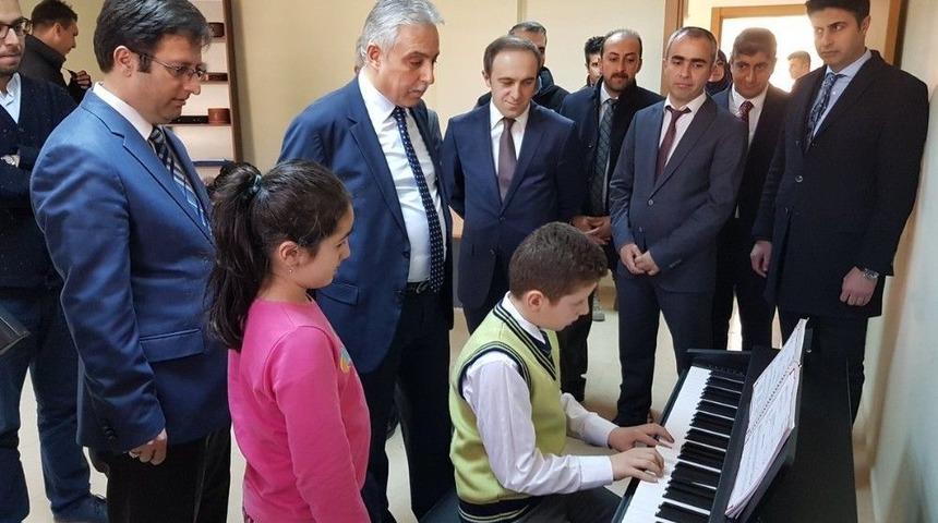 Vali Toprak, &Ouml;ğrencilerin Bilimsel &Ccedil;alışmalarını İnceledi