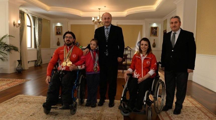 Vali Azizoğlu&rsquo;ndan Şampiyon Sporcuya B&uuml;y&uuml;k İlgi