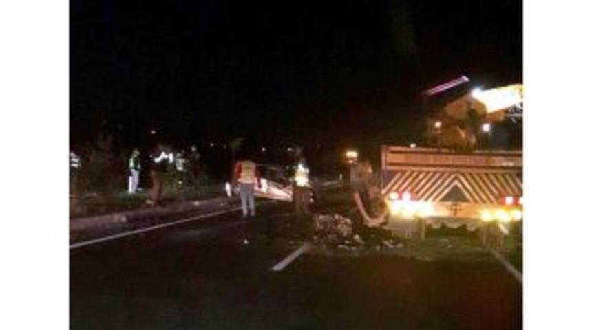 Kazaya Karışan Aracı &Ccedil;eken Kurtarıcıya Otomobil &Ccedil;arptı: 1 &Ouml;l&uuml;, 5 Yaralı