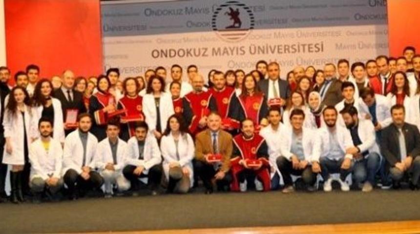 Diş Hekimliği &Ouml;ğrencileri Beyaz &Ouml;nl&uuml;k Giydi