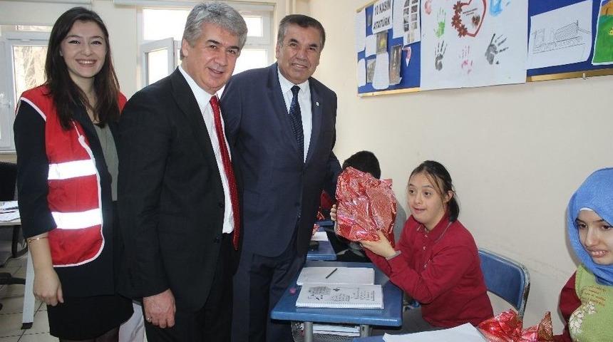 T&uuml;rk Kızılayı&rsquo;ndan &Ouml;zel &Ouml;ğrencilere Ziyaret