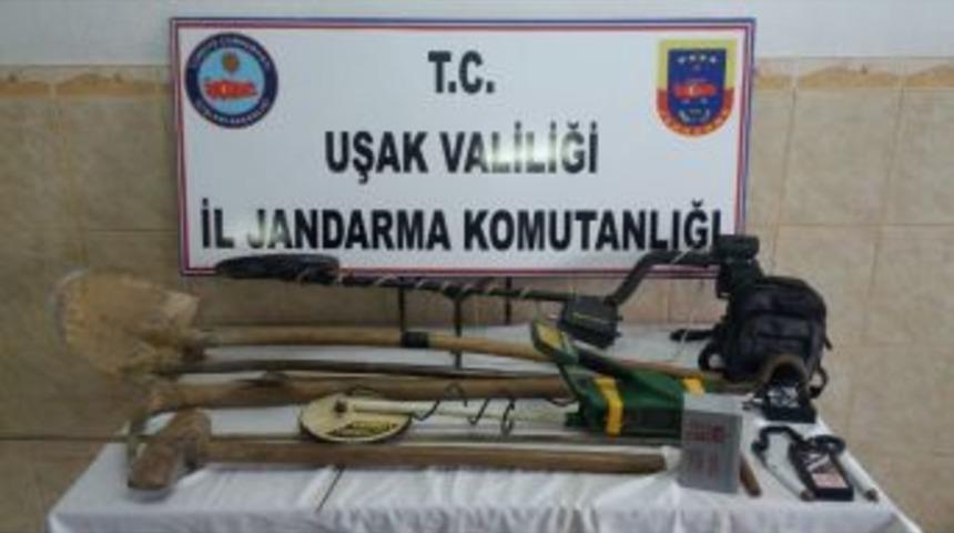Uşak Jandarması Definecileri Su&ccedil;&uuml;st&uuml; Yakaladı