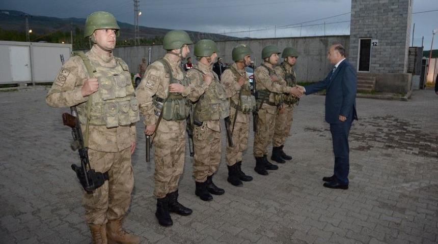 Vali Azizoğlu Askerlerle Birlikte İftar A&ccedil;tı