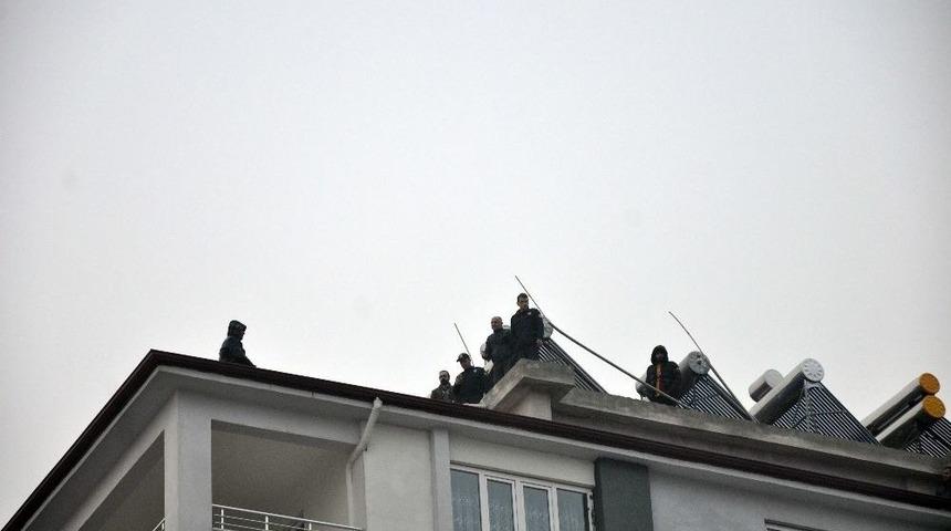 Emniyet M&uuml;d&uuml;r&uuml; İntihara Kalkışan Genci İkna Etti