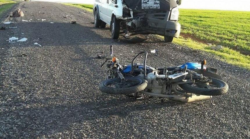 Minib&uuml;s İle Motosiklet &Ccedil;arpıştı: 1 &Ouml;l&uuml;, 1 Yaralı