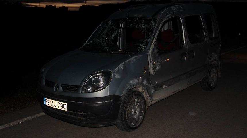 Sivas&rsquo;ta İki Hafif Ticari Ara&ccedil; &Ccedil;arpıştı: 3 Yaralı