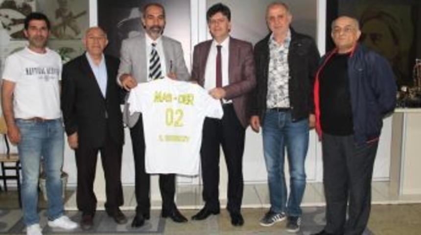 M&uuml;d&uuml;r Korkut&rsquo;a Forma Hediye Edildi