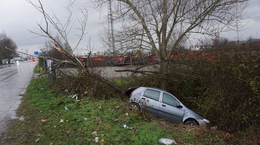 Sakarya&rsquo;da Otomobil Şarampole U&ccedil;tu: 2 Yaralı