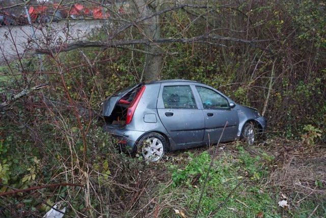 Sakarya’da Otomobil Şarampole Uçtu: 2 Yaralı