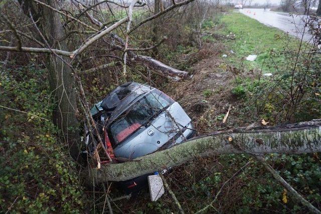 Sakarya’da Otomobil Şarampole Uçtu: 2 Yaralı