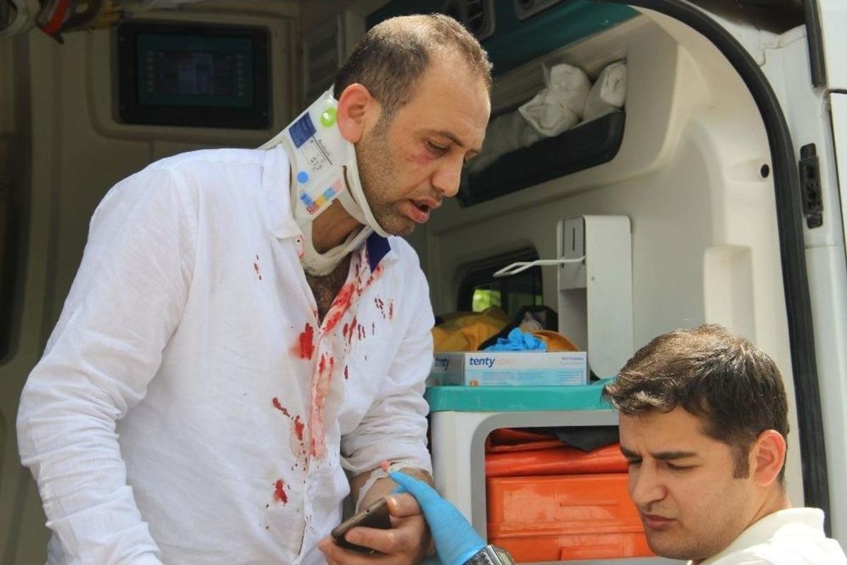 S&uuml;r&uuml;c&uuml;s&uuml; Bayılan &Ouml;ğretmen Servisi Otob&uuml;s Durağına Daldı: 5 Yaralı