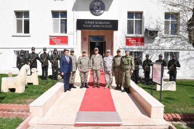 Genelkurmay Başkanı Akar, Mehmetçik İle Yemek Yedi