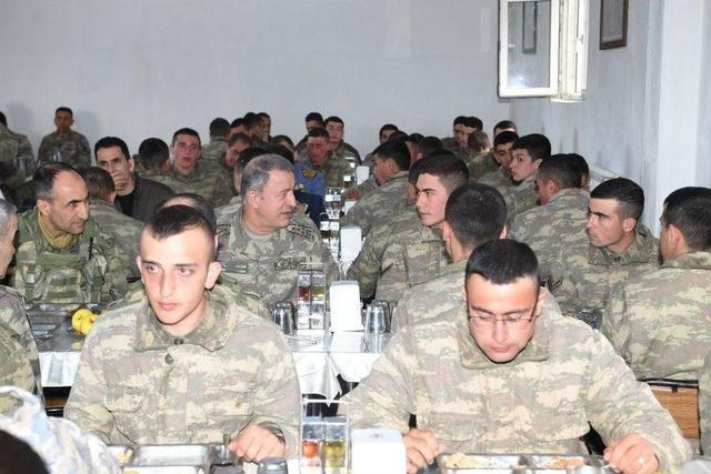 Genelkurmay Başkanı Akar, Mehmetçik İle Yemek Yedi