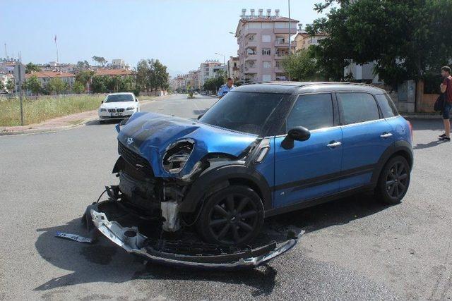 Manavgat’ta Trafik Kazası: 2 Yaralı