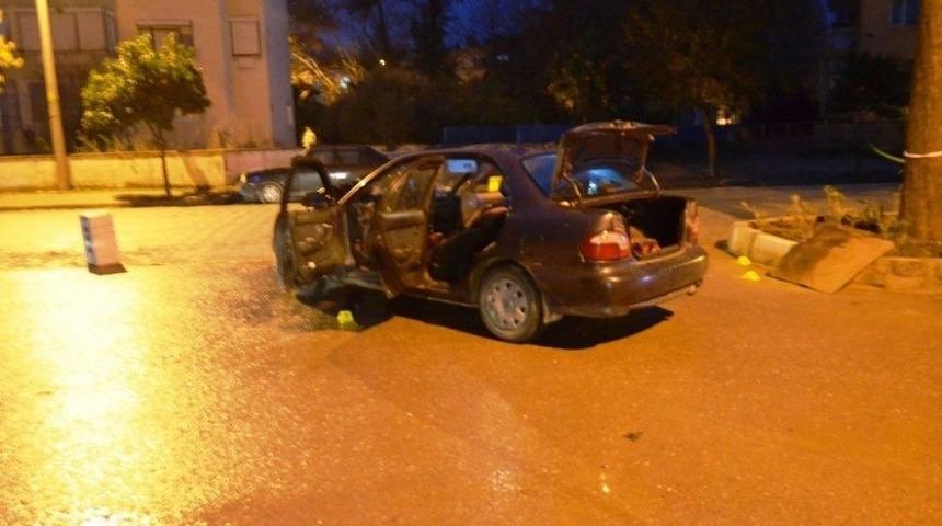 İzmir&rsquo;de Seyir Halindeki Araca Silahlı Saldırı: 1 Yaralı