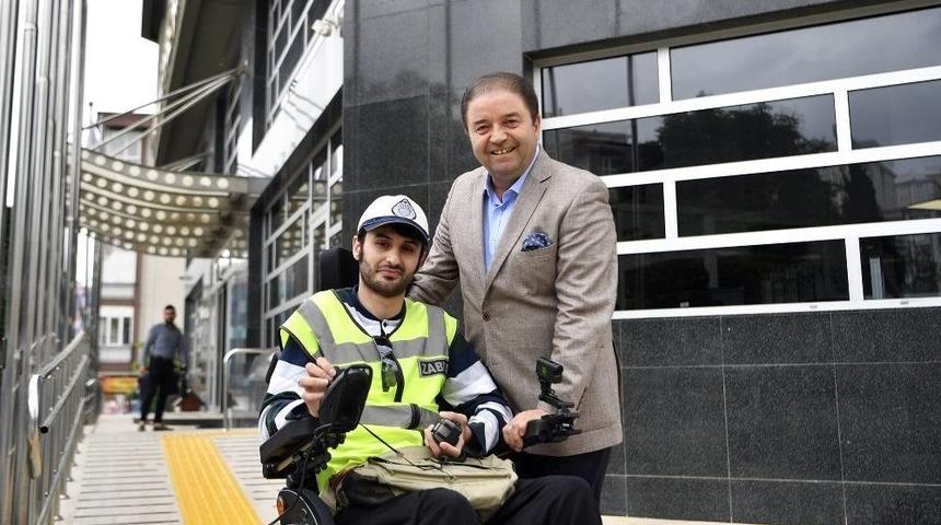 Engelli Zabıta Memurundan Kaldırıma Park Eden Ara&ccedil; Sahiplerine Kırmızı Kart