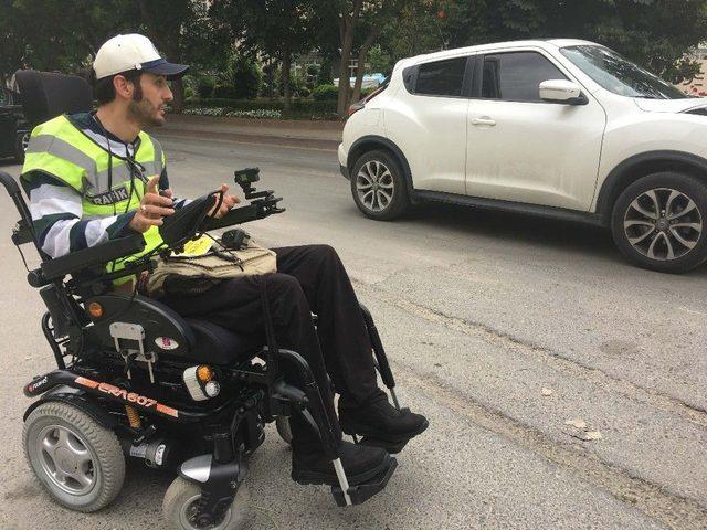 Engelli Zabıta Memurundan Kaldırıma Park Eden Araç Sahiplerine Kırmızı Kart