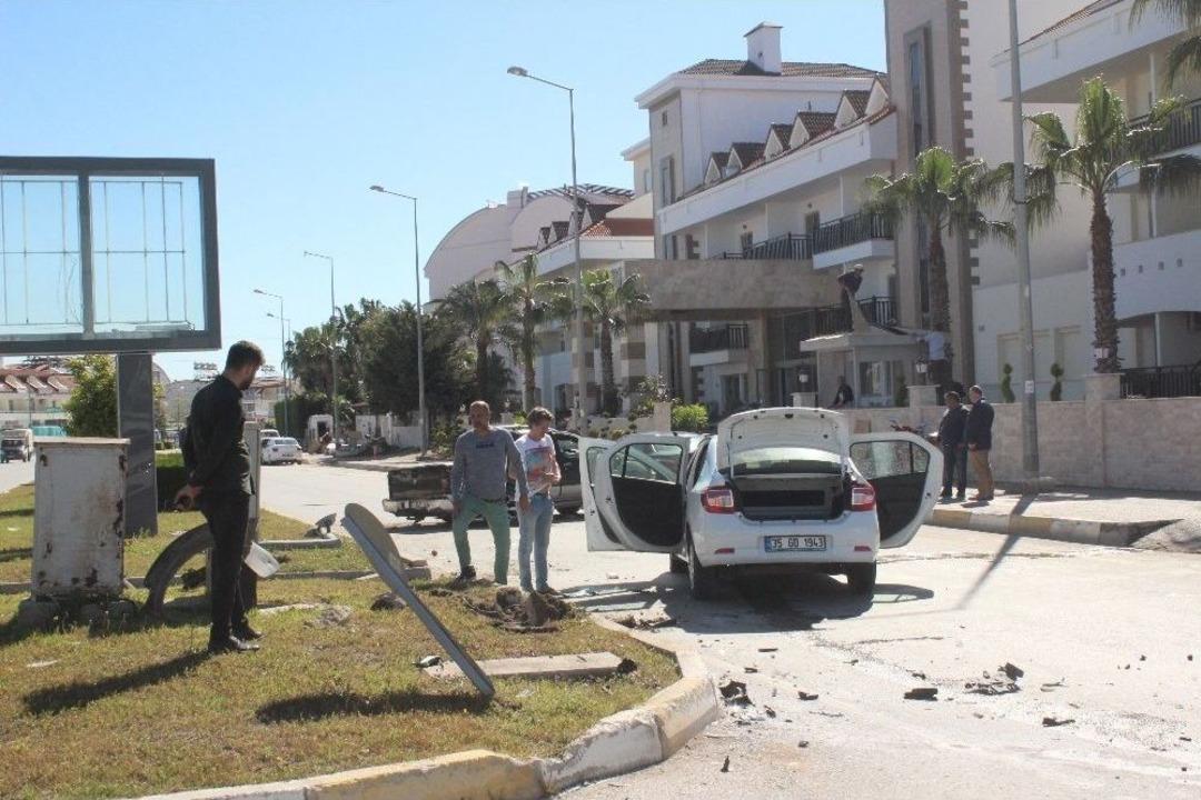 Manavgat&rsquo;ta İki Aracın &Ccedil;arpıştığı Kaza Ucuz Atlatıldı