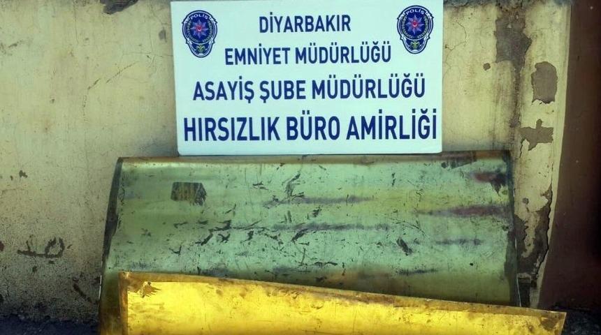 İnsan Hakları Bildirgesi Beyannamesi Levhalarını &Ccedil;alan Hırsızlar Kıskıvrak Yakalandı