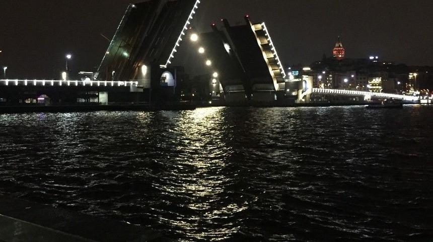 Galata Ve Atat&uuml;rk K&ouml;pr&uuml;s&uuml; Deniz Trafiğine A&ccedil;ıldı