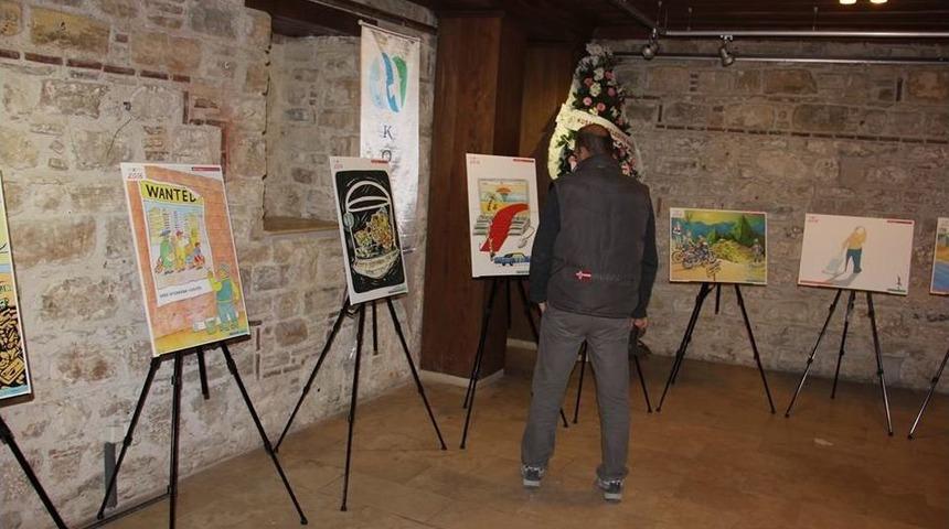 Kuşadası&rsquo;nda Turizm Karikat&uuml;rleri Sergisi A&ccedil;ıldı
